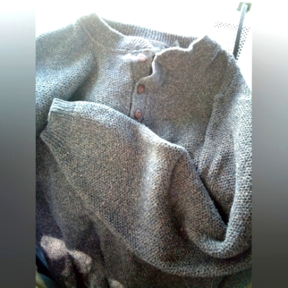 Vintage Oscar de la Renta Button Neck sweater. Size=XL ; Color=Brown